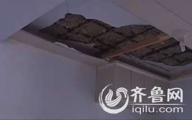 王先生家的洗手间的顶板（视频截图）