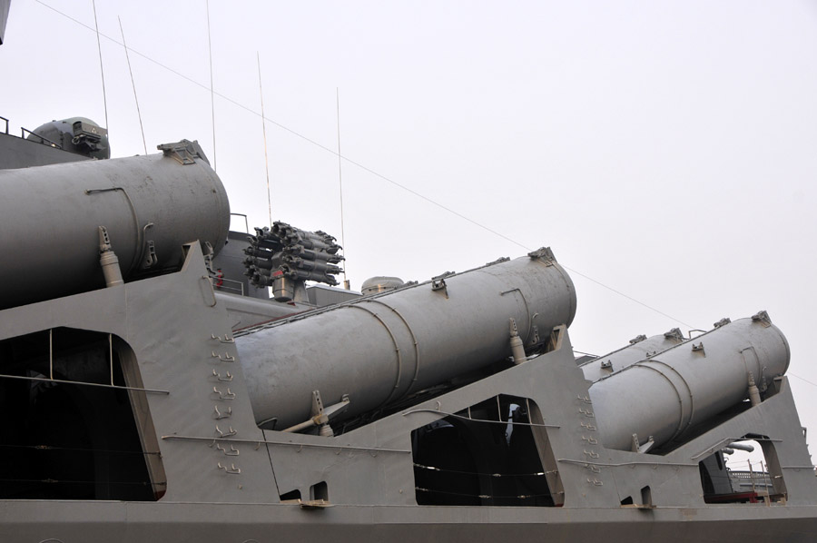 中国官兵登舰参观俄罗斯瓦良格号巡洋舰