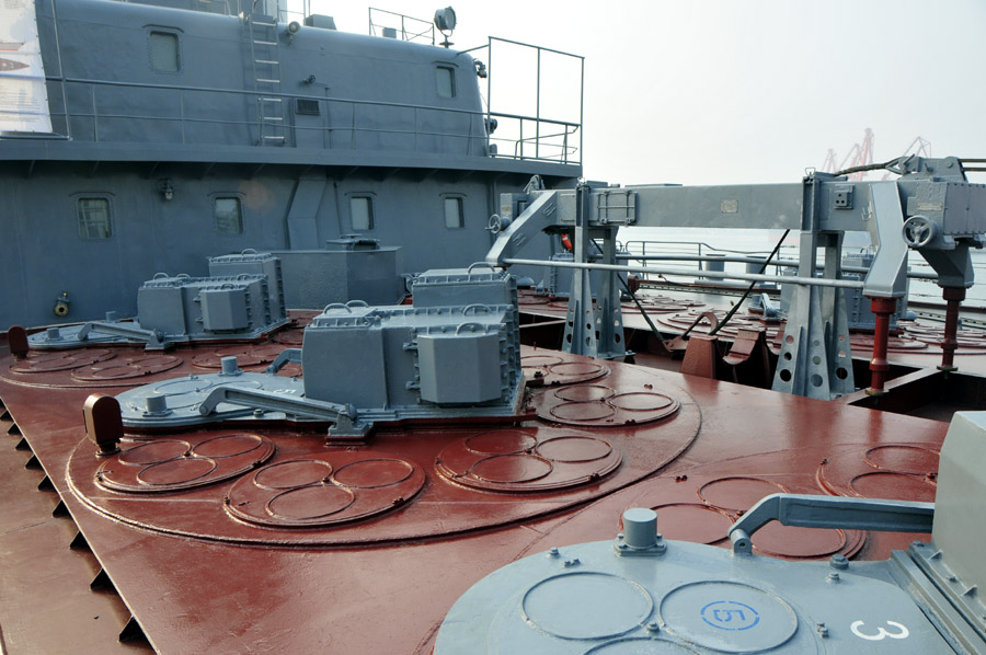 中国官兵登舰参观俄罗斯瓦良格号巡洋舰