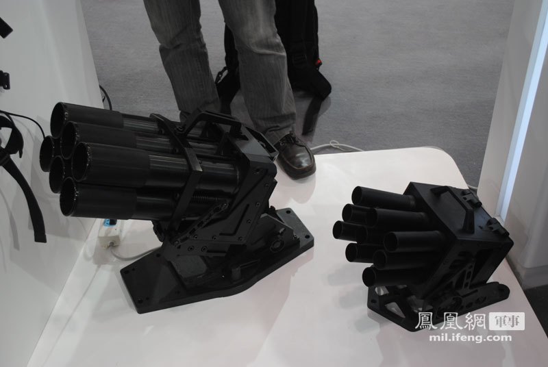 公安部展示2010年式拐弯枪等多款制式警用枪械_军事频道_凤凰网