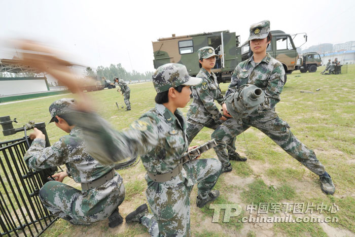 济南军区某通信团<em>女兵战斗</em>班进行新型装备训练
