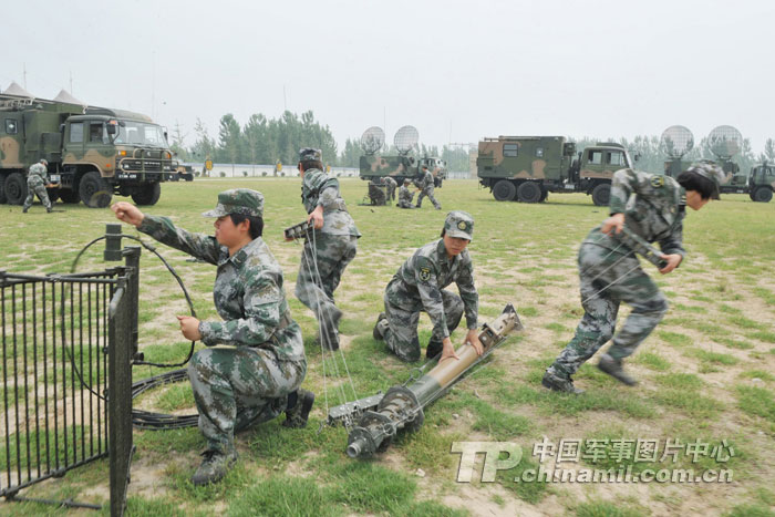 济南军区某通信团<em>女兵战斗</em>班进行新型装备训练