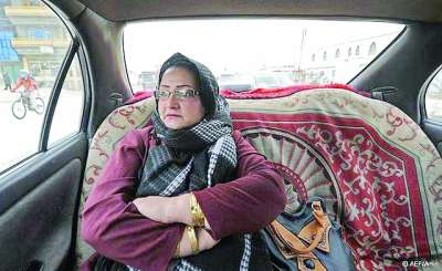 阿富汗女村长的彪悍人生:身携ak-47打击偷电者