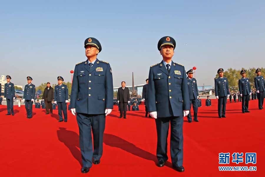 空军司令员马晓天和政委田修思向空军英雄墙献