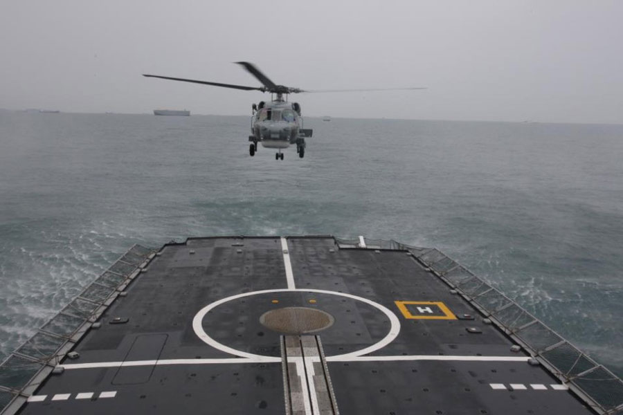 台湾海军战舰巡航巴士海峡护渔 火炮导弹待机