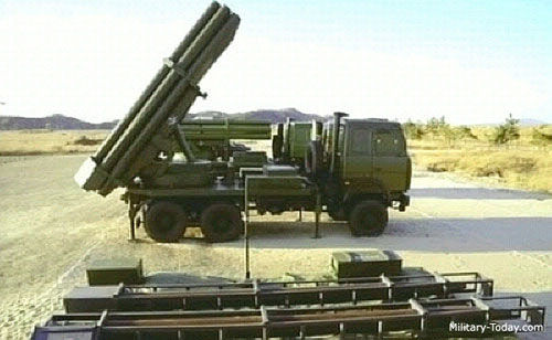 据报道,新型火箭炮射程比原有240毫米火箭炮射程