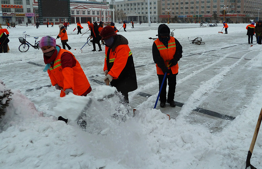     11月27日，黑龙江省呼玛县环卫工人在清理积雪。新华社发（周长平 摄）当日，受强冷空气影响，我国中东部大部地区出现大风降温天气，部分地区的气温创今冬新低。冷空气27日率先影响北方地区，西北地区东北部、内蒙古、华北大部、东北地区东部和南部、黄淮北部等地部分地区气温大幅下降。11月28日，冷空气的势力将进一步深入江南等地。黄淮南部至江南、贵州东部、华南北部等地部分地区气温将下降6至8摄氏度，江淮、江南东北部等地局部地区降温幅度可达10至12摄氏度。