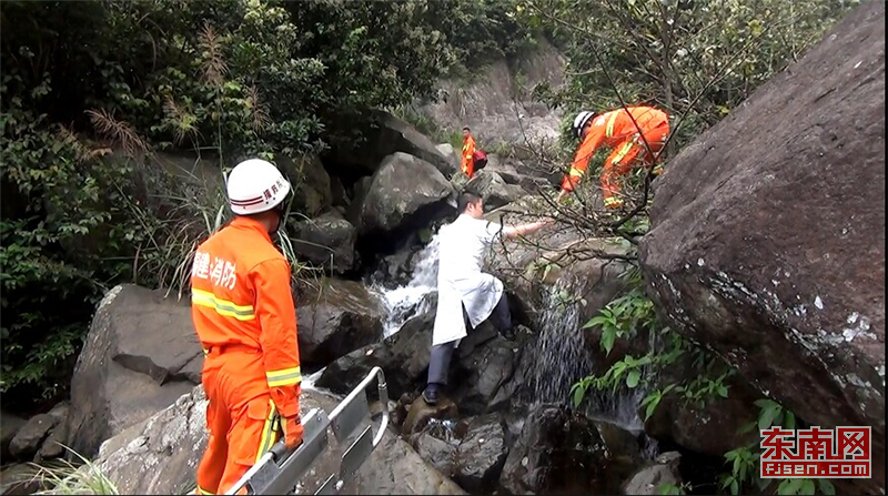 为抓石蛙两男子被困福州深山 救援队成功搜救