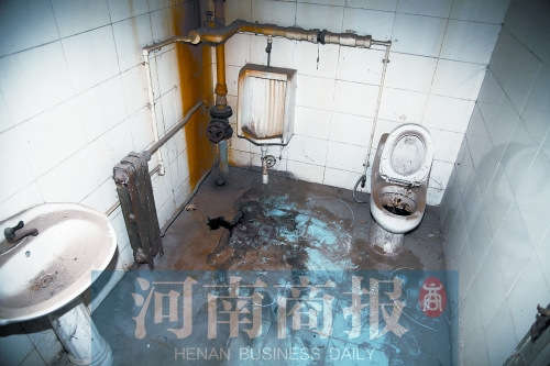 <em>女大学生</em>被杀后抛尸校园厕所<em>凶手</em>疑其前男友_