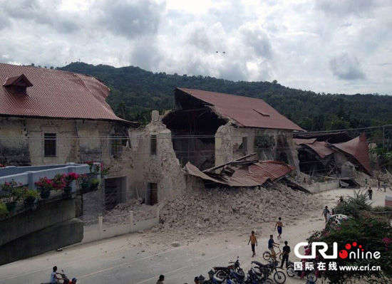 当地时间15日8点12分，菲律宾保和岛地区发生7.2级地震，图为灾区倒塌的房屋。图片来源：CFP