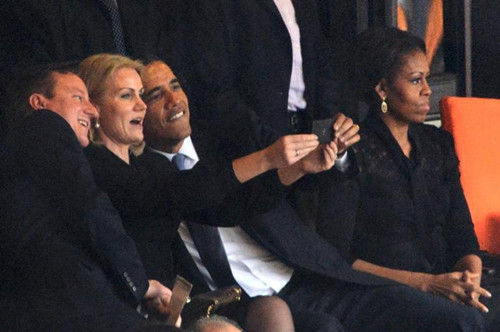 奥巴马、卡梅伦和丹麦首相施密特被拍到在曼德拉追悼会上玩自拍。