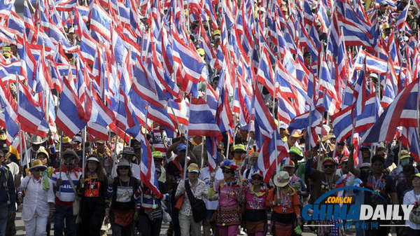 当地时间2014年1月14日，泰国曼谷，反对派发起的“封锁曼谷”行动进入第二日，示威者开始冲击政府各部门和机关大楼。（图片：东方IC）