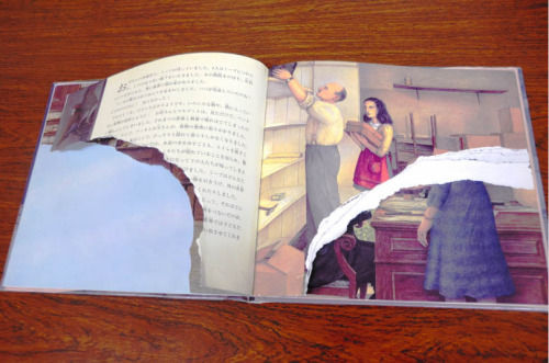 破损的《安妮日记》画本（摄于东京都新宿区大久保的区立中央图书馆）