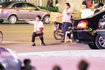 合肥:市民夜晚停车频遇黑收费_安徽频道_凤