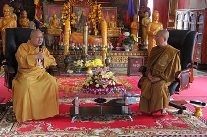 柬僧王及中国驻柬大使热烈欢迎印顺法师一行