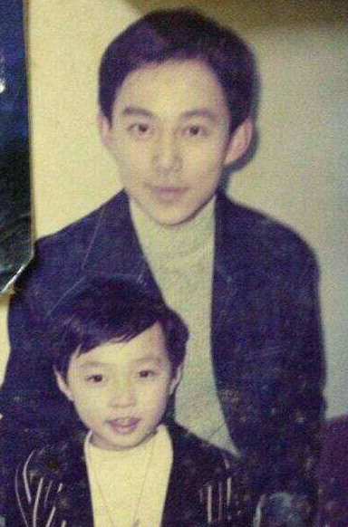 童颜逆生长!何炅和儿时张艺兴合影曝光(图)_江西频道_凤凰网