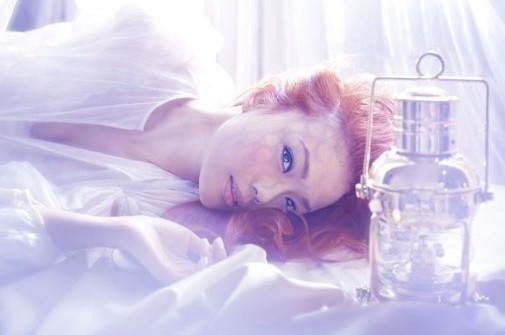 容祖儿性感床照遭曝光 侧卧露乳沟诱人(图)