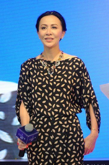 刘嘉玲戴千万彩宝亮相 谈婚变：请大家别操心