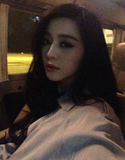 范冰冰机场收神秘男超大钻戒 疑定情之物(图)