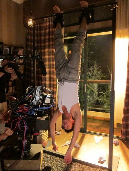 林峰倒吊自虐找灵感 将创作死亡之歌(图)