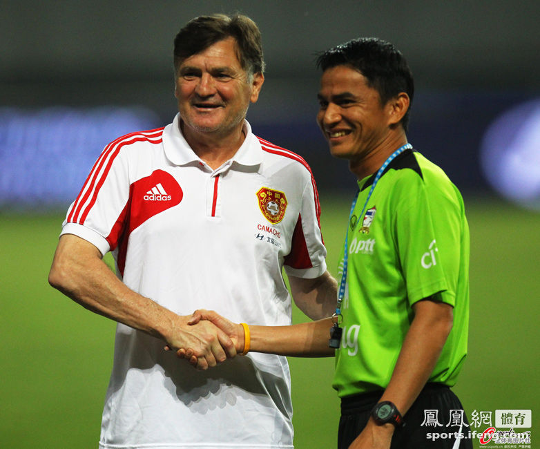 2013年6月14日，安徽合肥，国足备战2013国际足球热身赛对阵泰国的比赛，卡马乔与对方主帅握手寒暄。