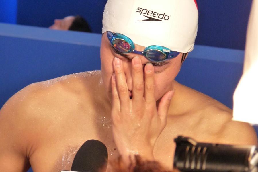 北京时间7月28日，2013年第15届世界游泳锦标赛的比赛继续进行，在男子400米自由泳的决赛中，孙杨以3分41秒59没有悬念地夺得了这枚金牌，这也是中国泳军本次世游赛的首金！赛后解说采访时痛哭落泪。