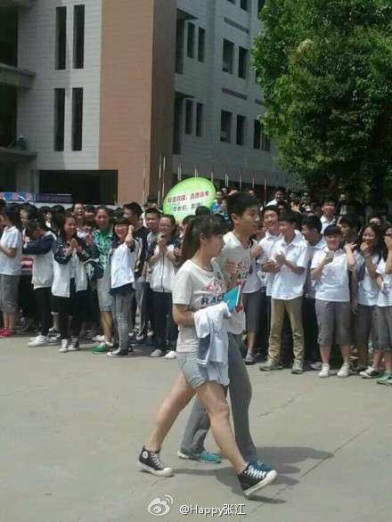 网传高三情侣走出考场组照 高考结束后的爱情