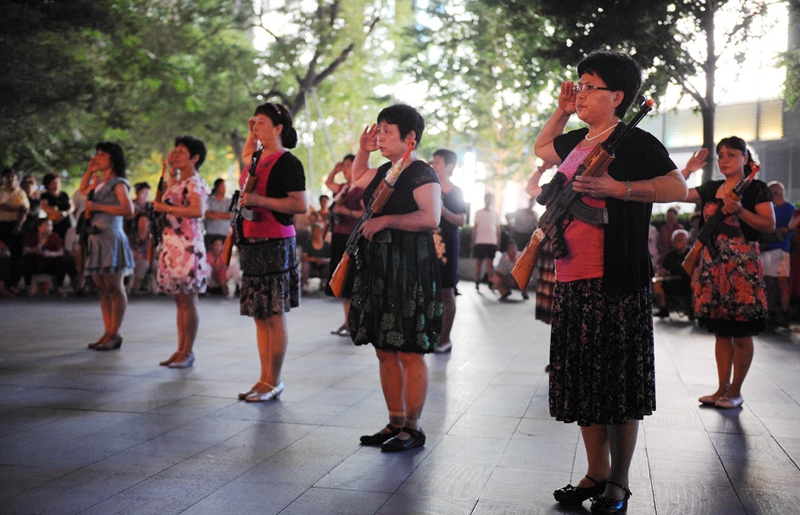 北京大妈街头持枪跳舞打鬼子
