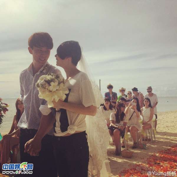 李承铉七夕求婚成功拥戚薇激吻 双方父母送惊