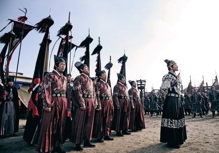 <em>白发魔女传</em>首映 电影围绕着卓霓之间的爱恨情