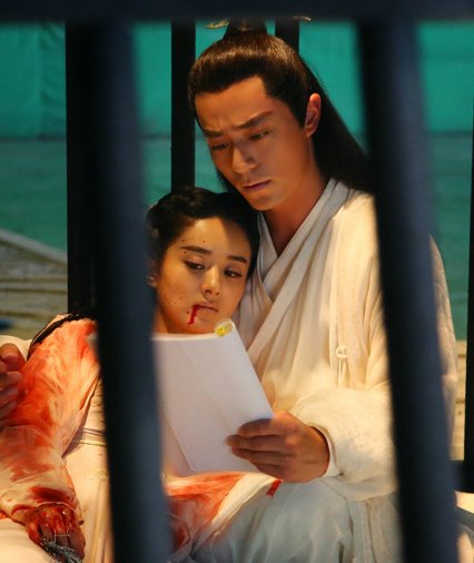  花千骨最新剧照  揭秘虐心背后的闹剧_福建频道