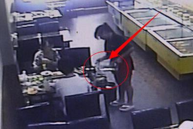 女孩吃烧烤被烧成重伤 酒精助燃不可取!