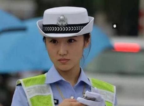 陕西美女交警微博爆红 盘点美女交警工作生活