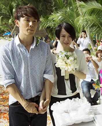 李承铉戚薇结婚照曝光 罕见黑钻作爱情见证