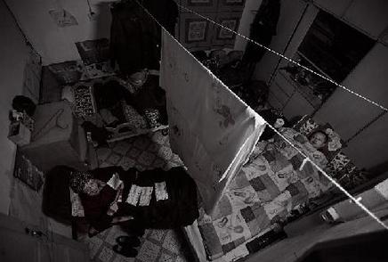 66岁老人送快递 睡躺椅堵门防高利贷讨债背后