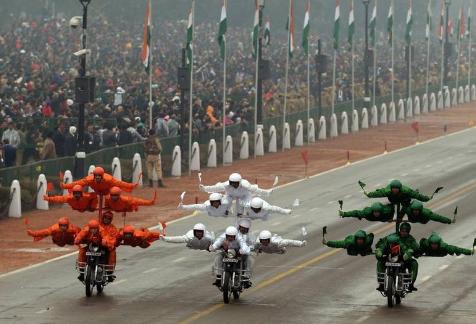 印度阅兵式高清完整版 奇葩花样多似马戏团表