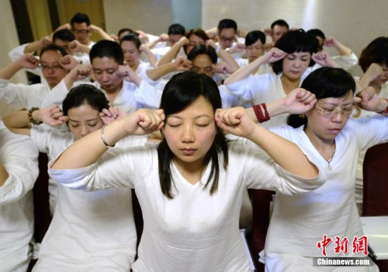 长沙<em>睡眠</em>班开课 学员<em>穿</em>白色<em>睡衣</em>做<em>睡眠</em>操入睡