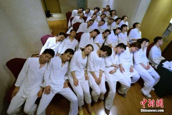 长沙<em>睡眠</em>班开课 学员<em>穿</em>白色<em>睡衣</em>做<em>睡眠</em>操入睡