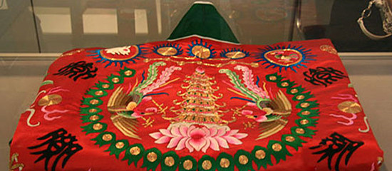 汉绣服装作品被收藏在艺术馆内