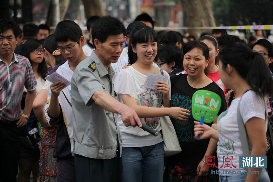 高清:凤凰湖北直击2014湖北高考