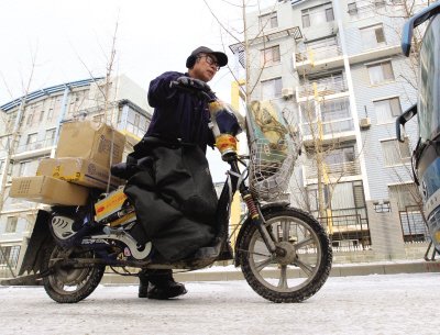 女儿患病没钱治 近六旬父亲雪天送快递挣医药