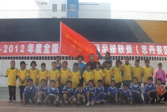 走进志丹县校园足球 孩子在黄土地追逐足球梦