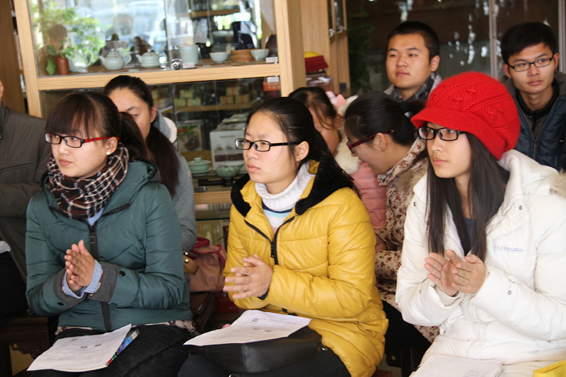 12月21日，由凤凰网菏泽频道主办的2013我的私房阅读书友会在菏泽蕓雾茶行举行，来自各行各业的50多名书友参加了此次活动。
