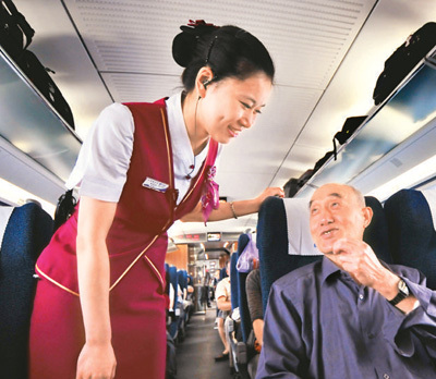 看过本文章的人还看过:  图为高铁乘务员在回答旅客问题