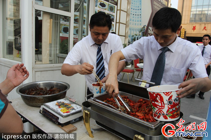 卖盒饭流动快餐车图片_卖盒饭收入(2)