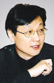 香港知名文化人，传媒人，

香港岭南大学中文系教授 