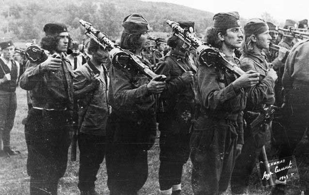 实拍二战期间南斯拉夫伪军杀人取乐