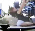 女子从天而降砸中汽车