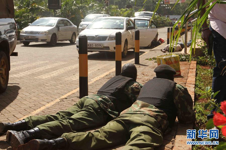  9月21日，在肯尼亚首都内罗毕，士兵在交火现场。 新华社发（乔治摄）