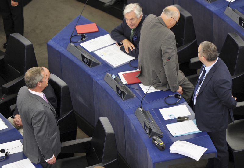 欧洲议会选举后首开会反欧盟议员奏会歌时背对盟旗